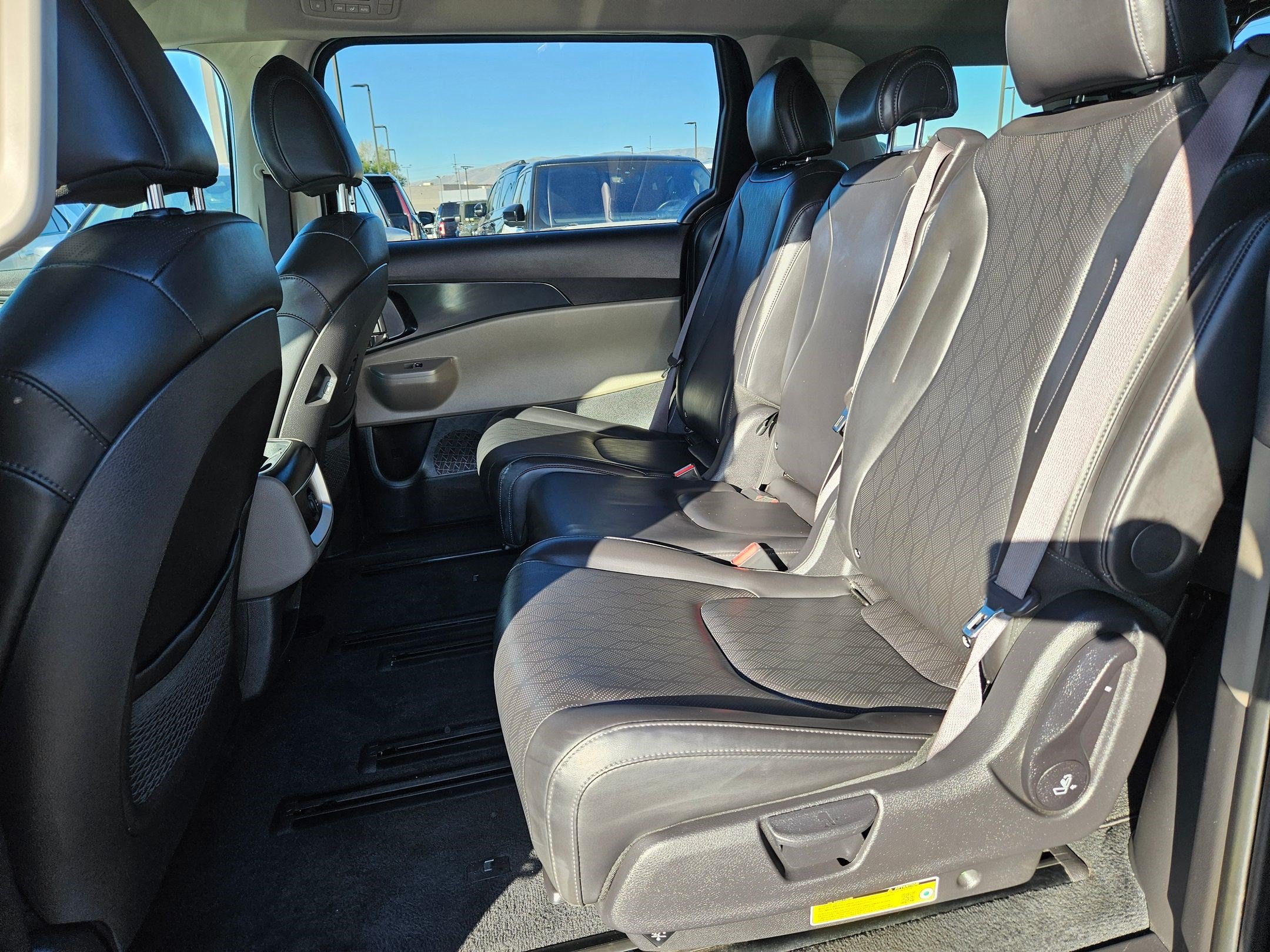 Used 2025 Kia Carnival FWD image 38