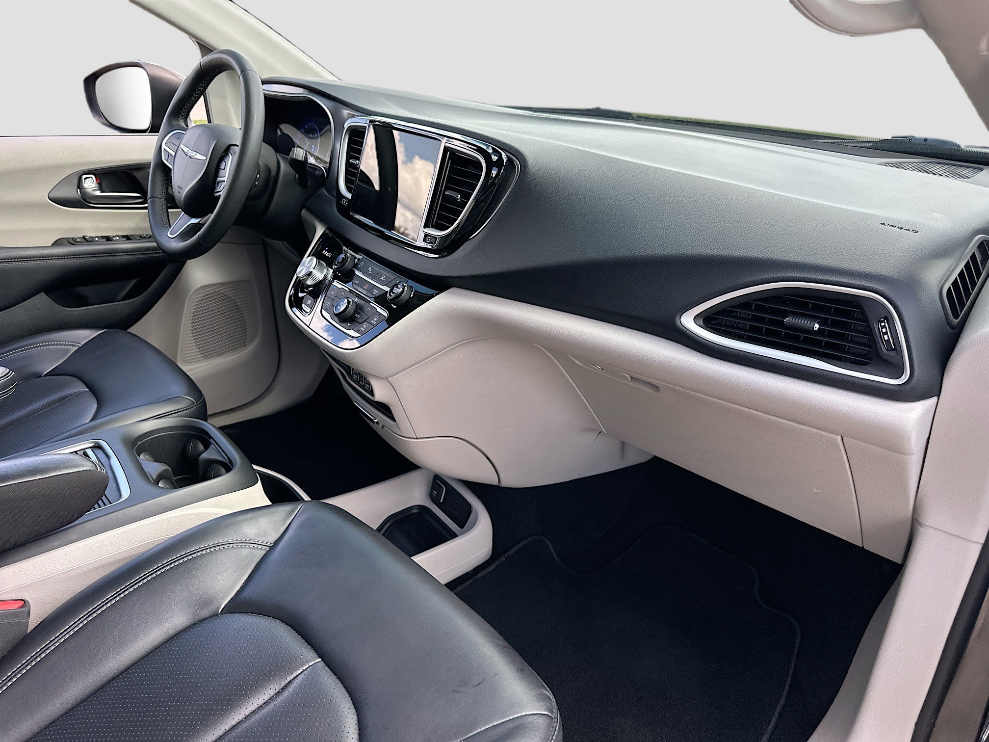 Used 2023 Chrysler Pacifica Touring-L image 28