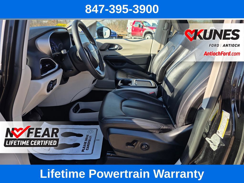 Used 2024 Chrysler Pacifica Touring-L image 16