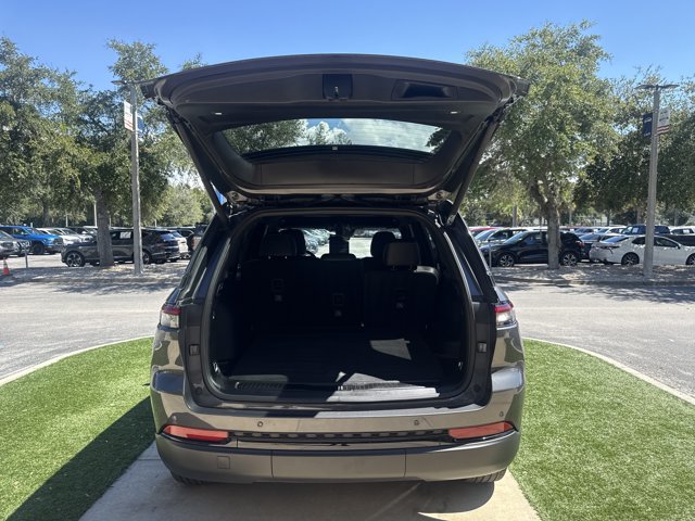 Used 2025 Jeep Grand Cherokee Altitude RWD image 5