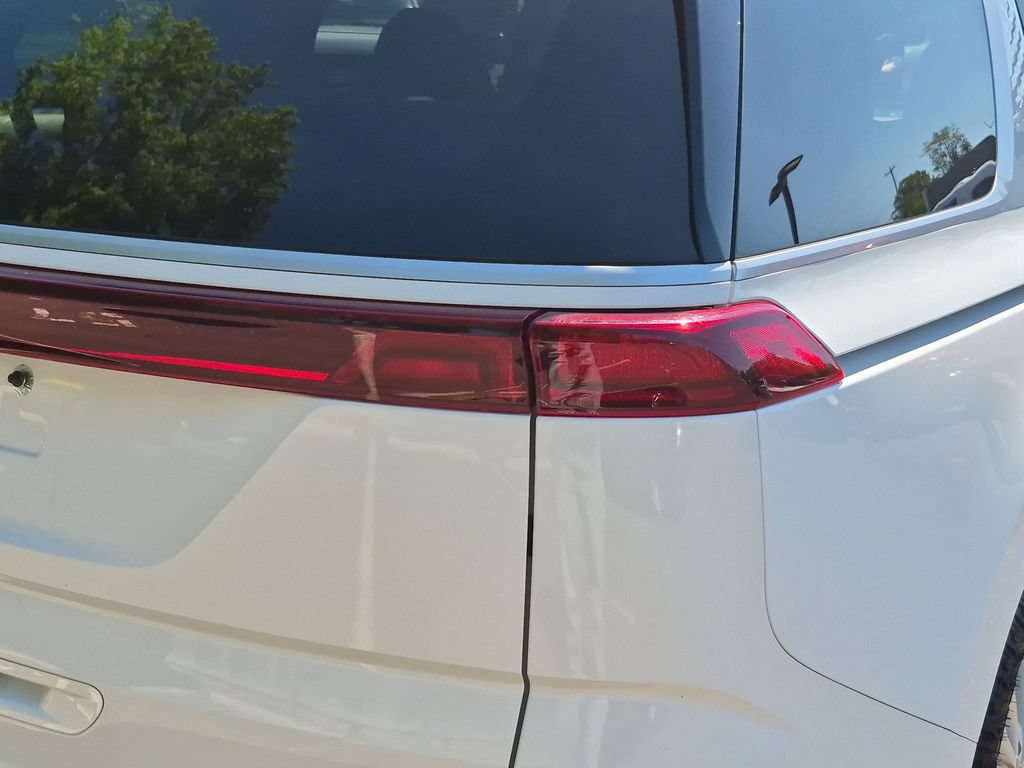 Used 2024 Kia Carnival LX FWD image 11