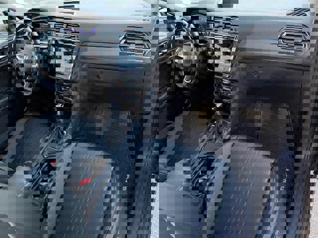 Used 2024 Volkswagen Tiguan SE w/ Panoramic Sunroof Package image 21