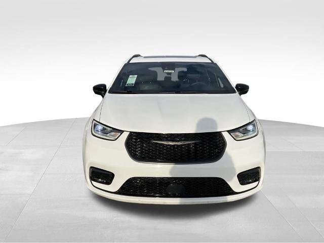 Used 2024 Chrysler Pacifica Touring-L w/ S Appearance Package image 9