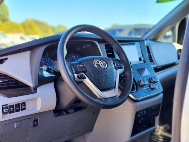 Used 2017 Toyota Sienna XLE Premium w/ Outdoor Package AWD/4WD image 20