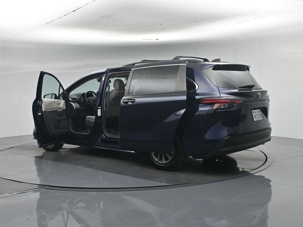 Used 2021 Toyota Sienna LE w/ LE Plus Package FWD image 39