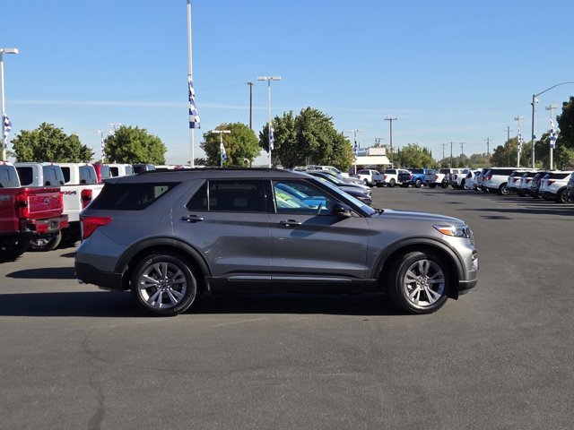 Certified 2024 Ford Explorer XLT w/ Equipment Group 202A RWD image 3