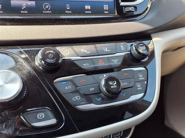 Used 2024 Chrysler Pacifica Touring-L FWD image 8