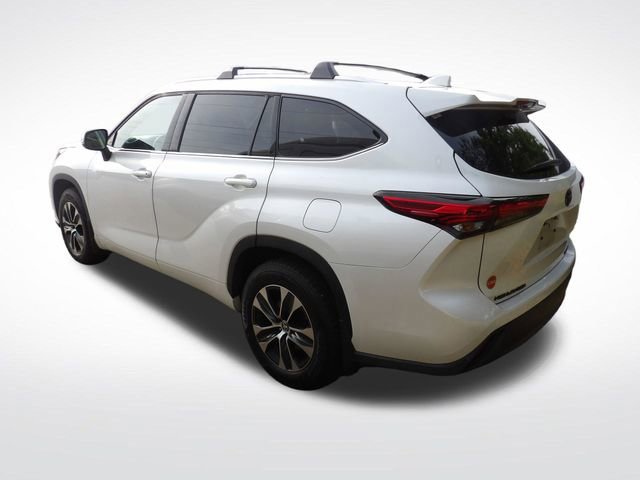 Used 2021 Toyota Highlander XLE AWD/4WD image 3