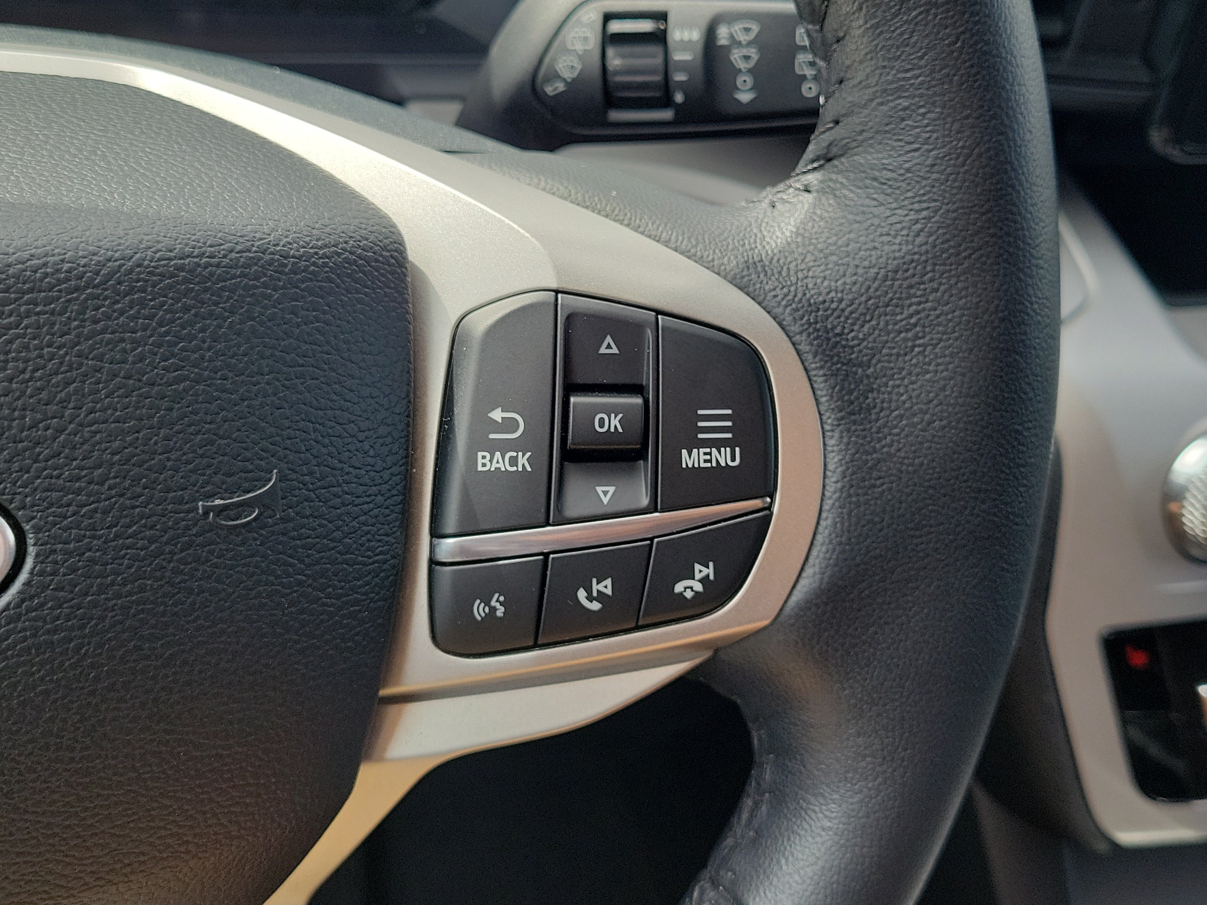 Certified 2024 Ford Explorer XLT RWD image 24
