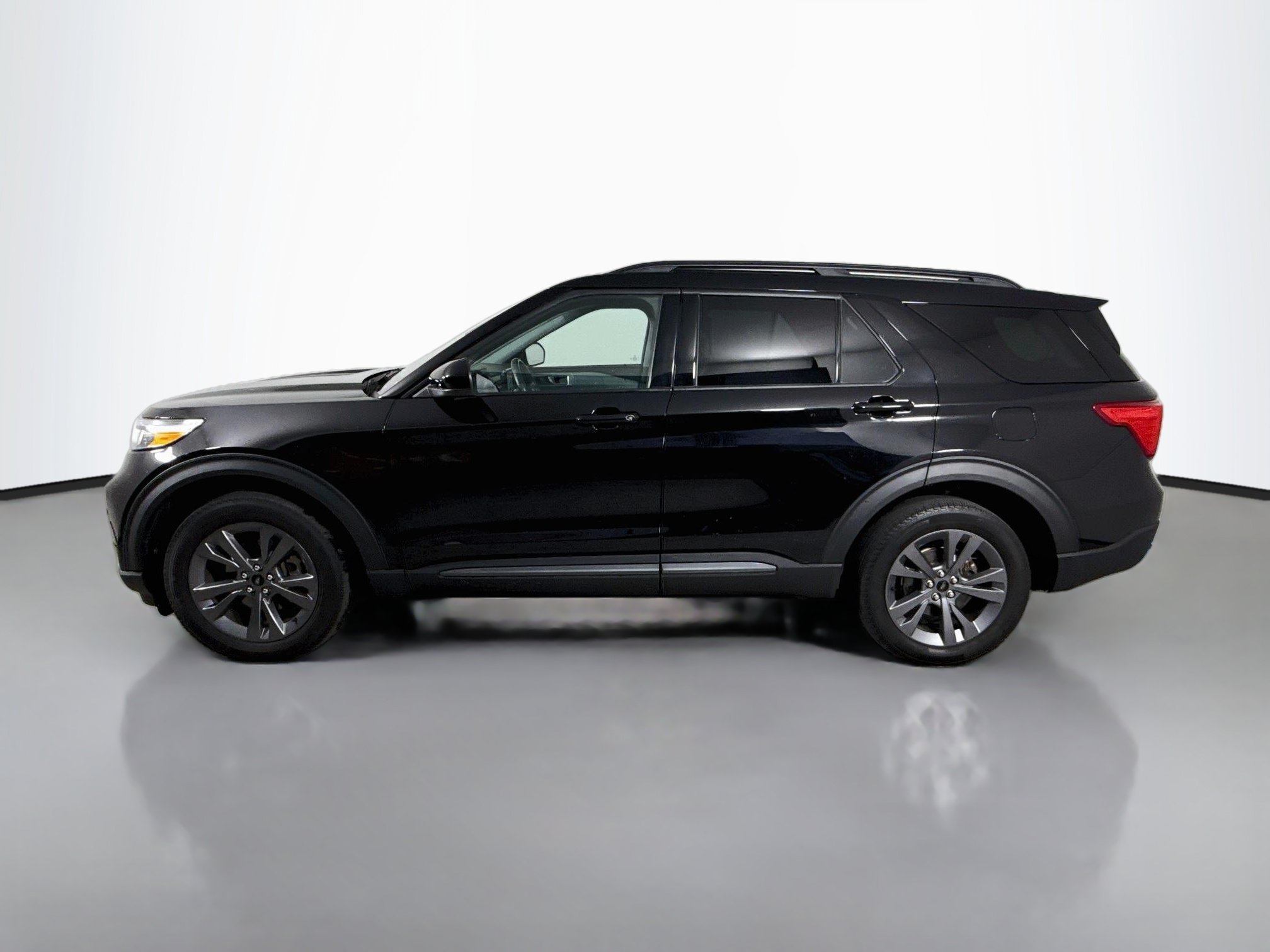 Certified 2023 Ford Explorer XLT w/ Equipment Group 202A AWD/4WD image 10