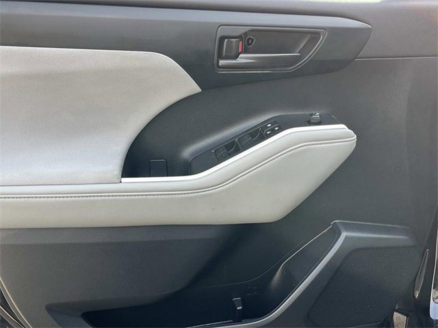 Used 2023 Toyota Highlander LE image 26