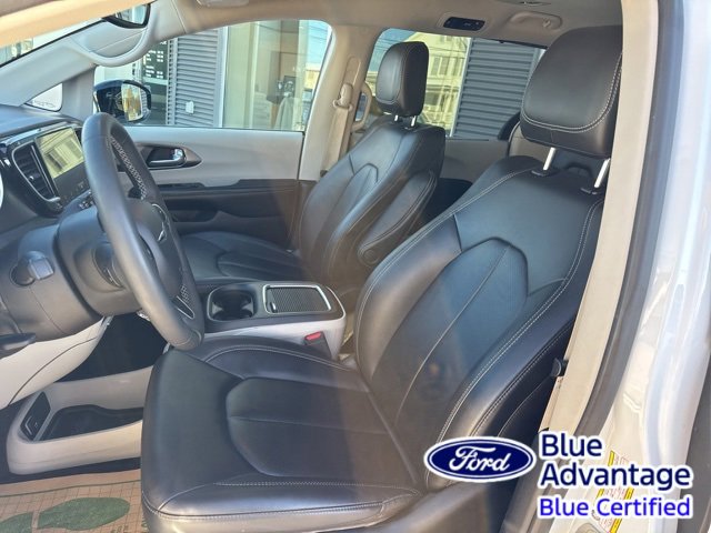 Used 2024 Chrysler Pacifica Touring-L image 16