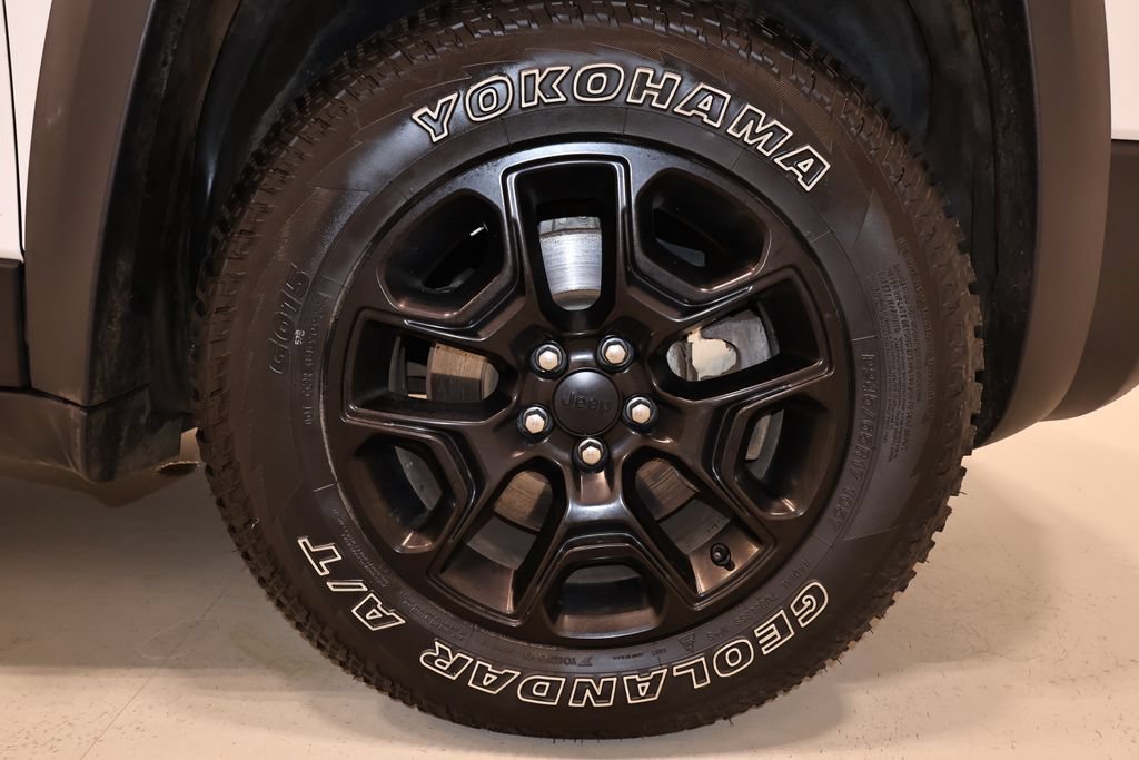 Used 2019 Jeep Cherokee Trailhawk w/ Cold Weather Group AWD/4WD image 36