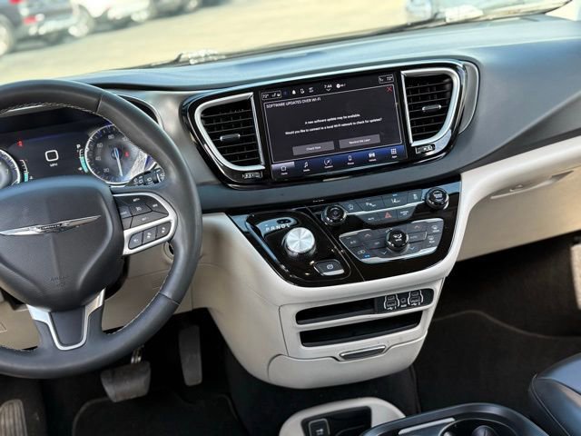 Used 2023 Chrysler Pacifica Touring-L image 34
