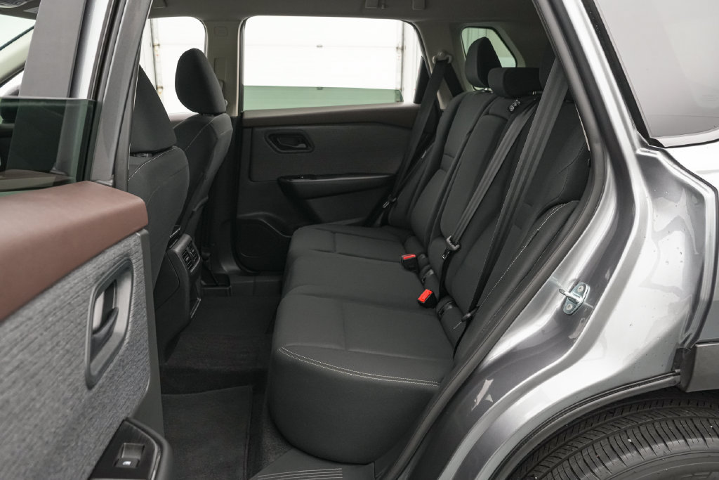 Used 2023 Nissan Rogue S AWD/4WD image 18
