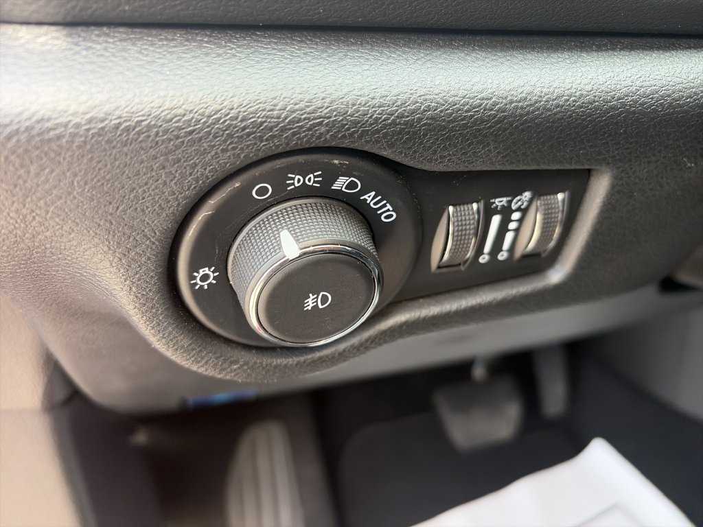 Used 2025 Chrysler Pacifica Select FWD image 19