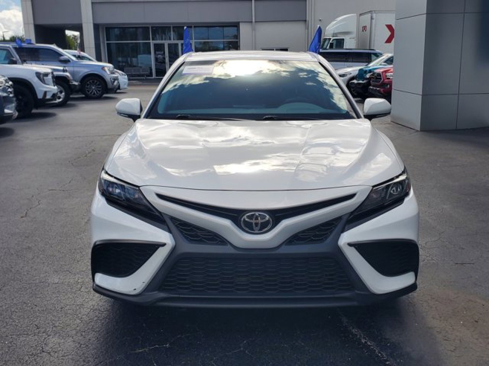 Used 2022 Toyota Camry SE w/ Convenience Package image 2