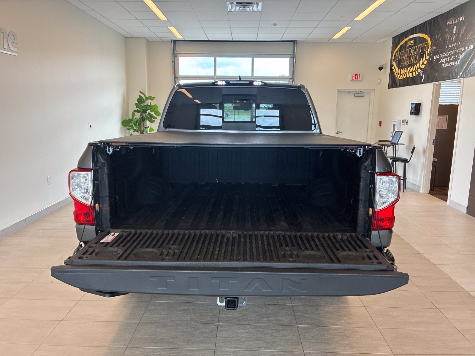 Used 2024 Nissan Titan SV w/ SV Convenience Package AWD/4WD image 11