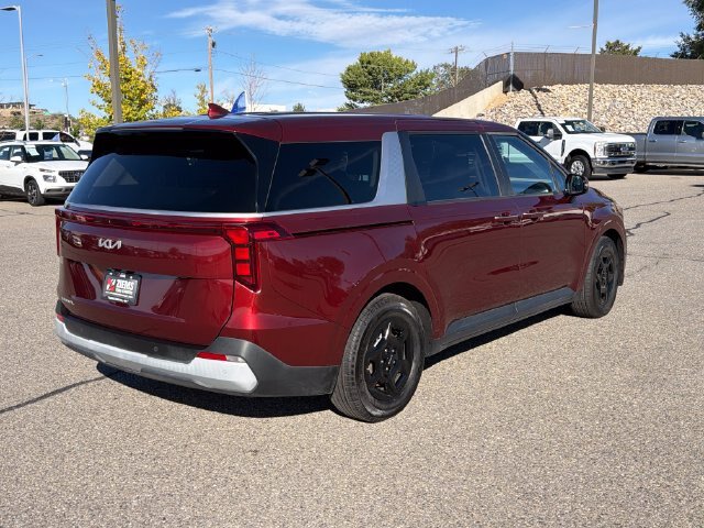 Used 2025 Kia Carnival FWD image 5