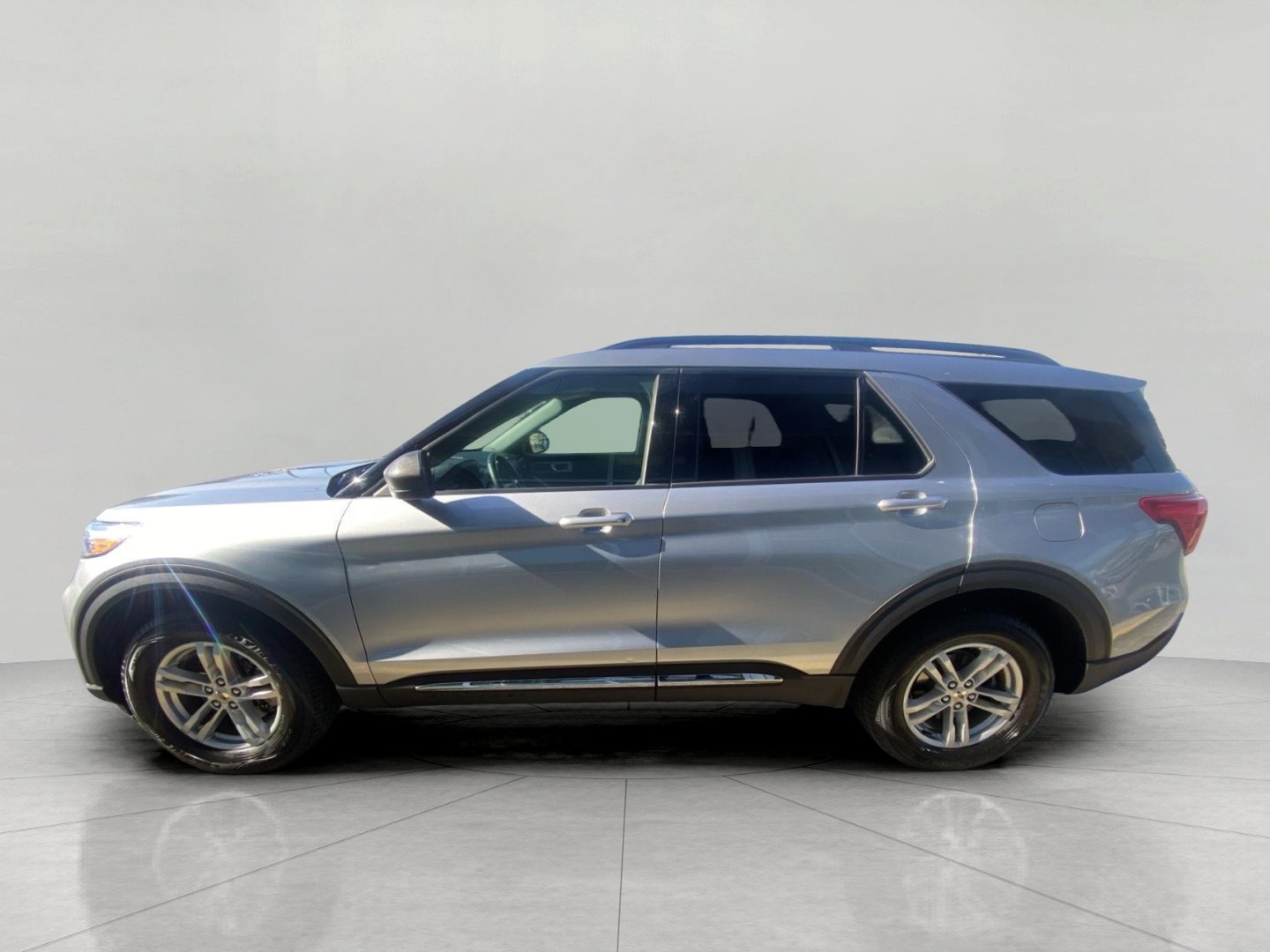Certified 2023 Ford Explorer XLT w/ Equipment Group 202A AWD/4WD image 7