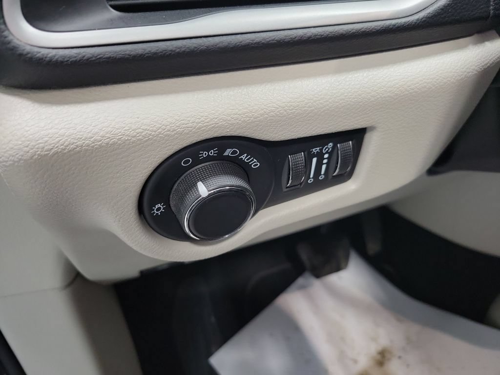 Used 2023 Chrysler Voyager LX FWD image 39