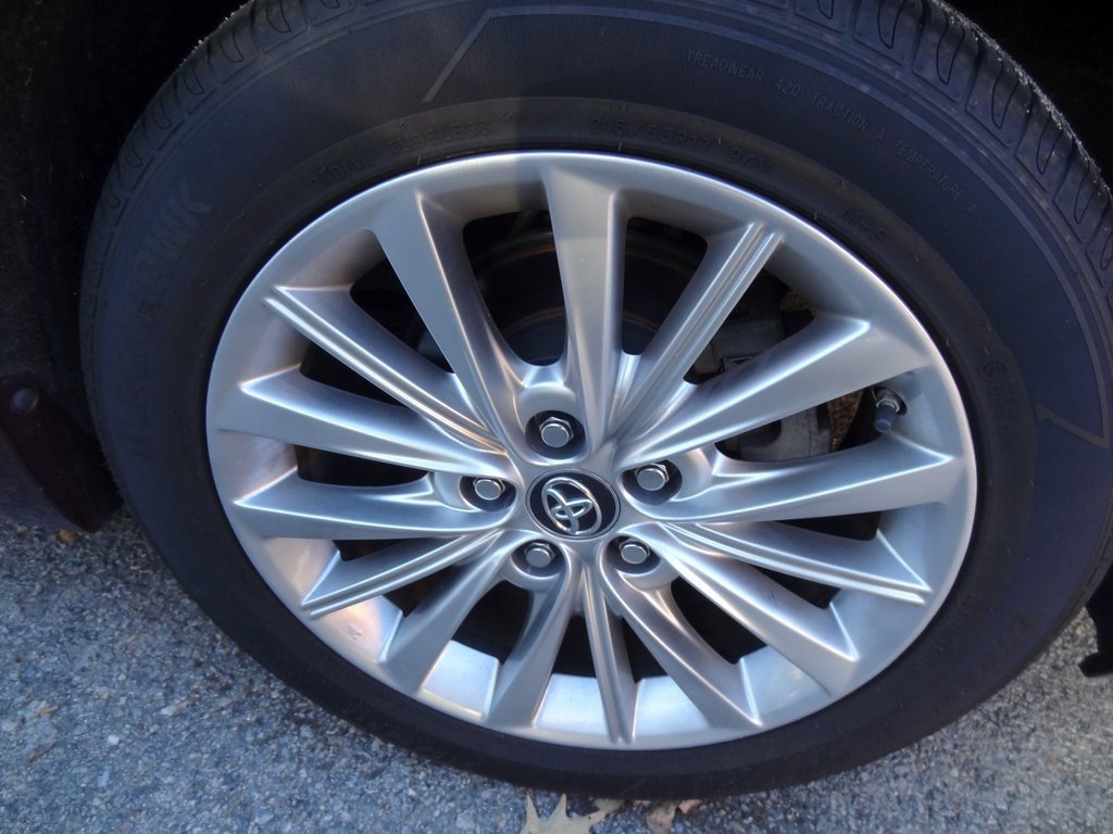 Used 2018 Toyota Avalon Limited image 18