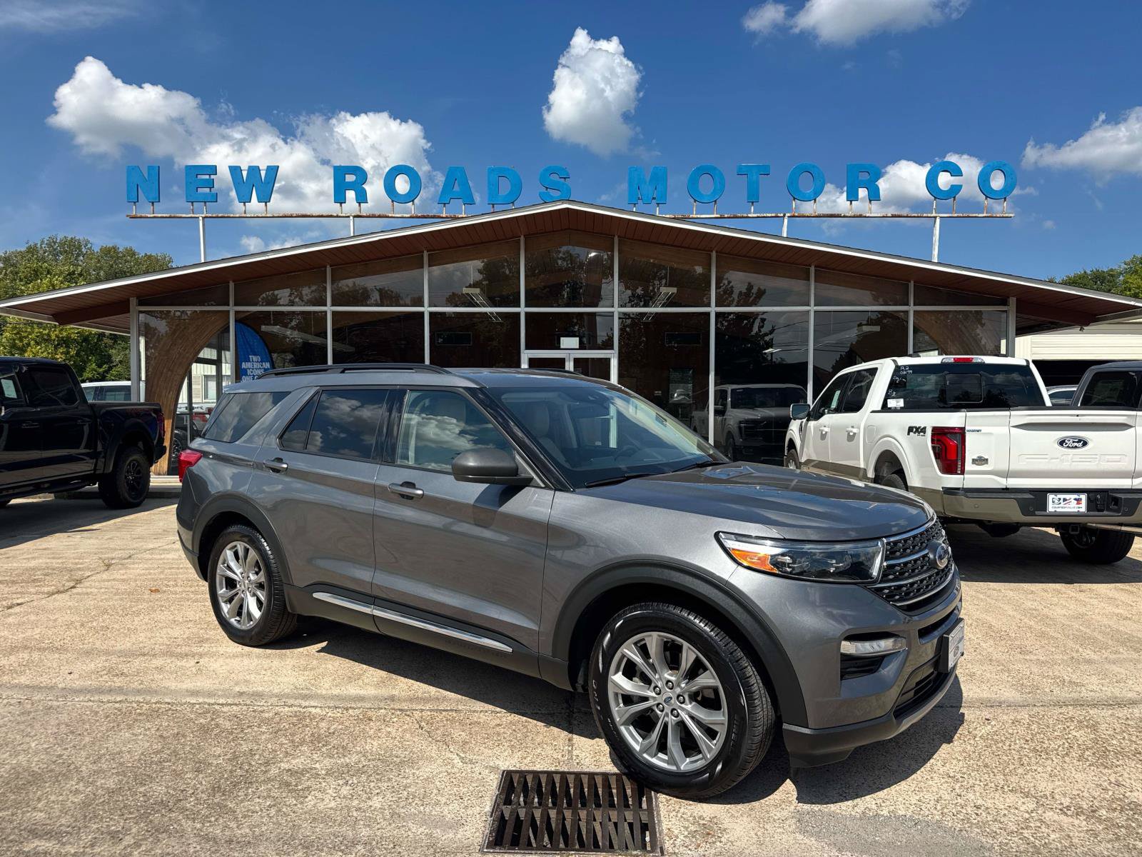 Certified 2022 Ford Explorer XLT w/ Equipment Group 202A RWD image 1