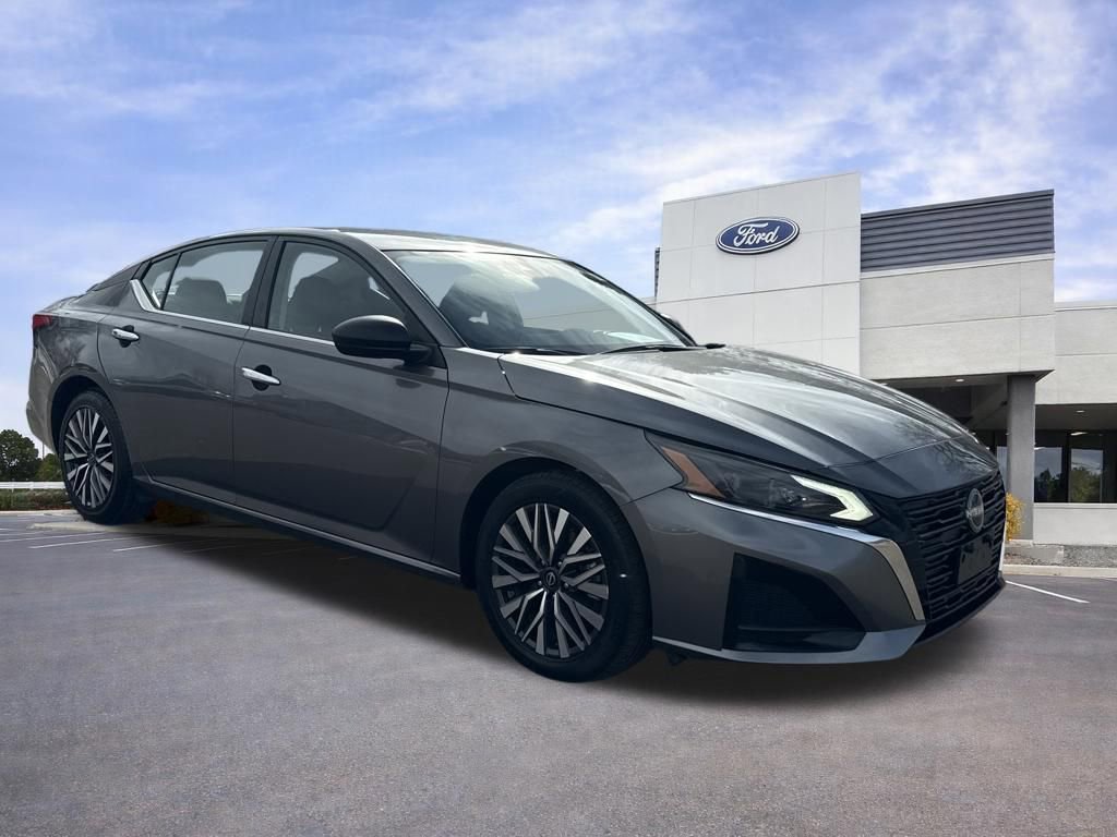Used 2024 Nissan Altima 2.5 SV FWD image 1