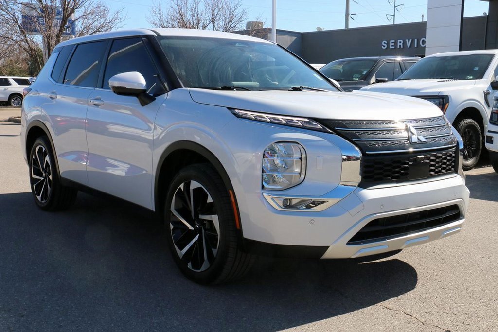 Used 2024 Mitsubishi Outlander SE image 4