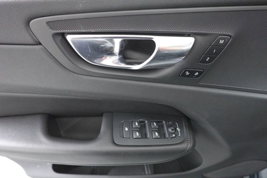 Used 2023 Volvo XC60 B5 Core image 8