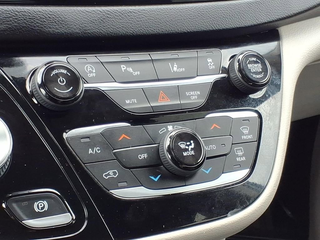Used 2022 Chrysler Pacifica Touring-L FWD image 20