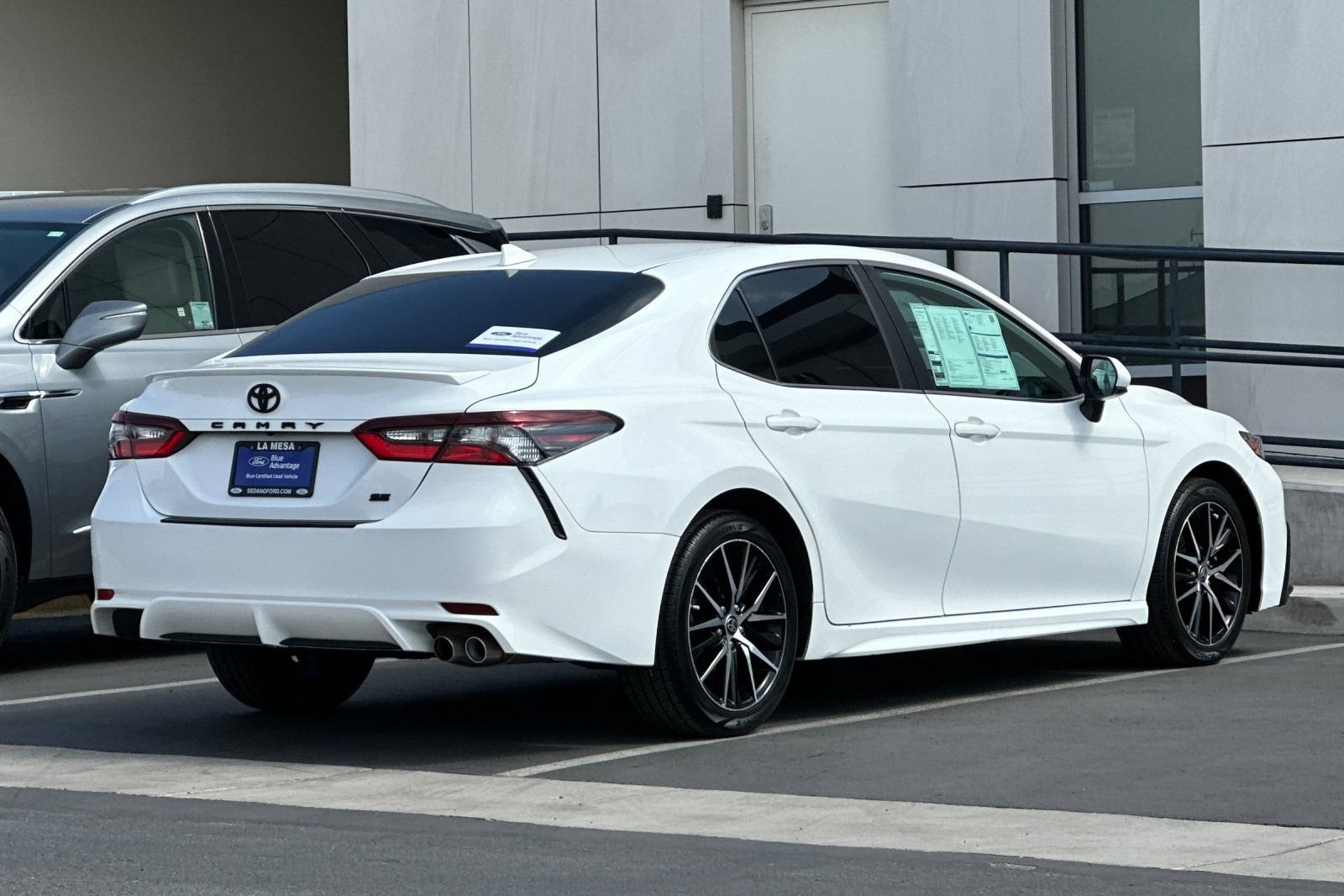 Used 2021 Toyota Camry SE w/ Carpet Mat Package (TMS) FWD image 3