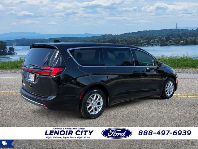 Used 2023 Chrysler Pacifica Touring-L FWD image 3