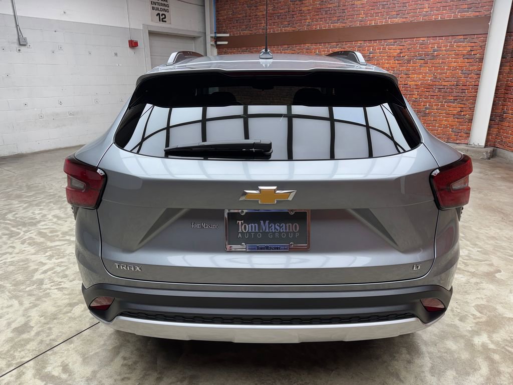 Used 2024 Chevrolet Trax LT w/ LT Convenience Package image 3