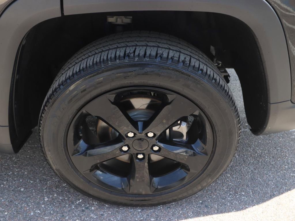 Used 2023 Jeep Grand Cherokee L Laredo RWD image 26
