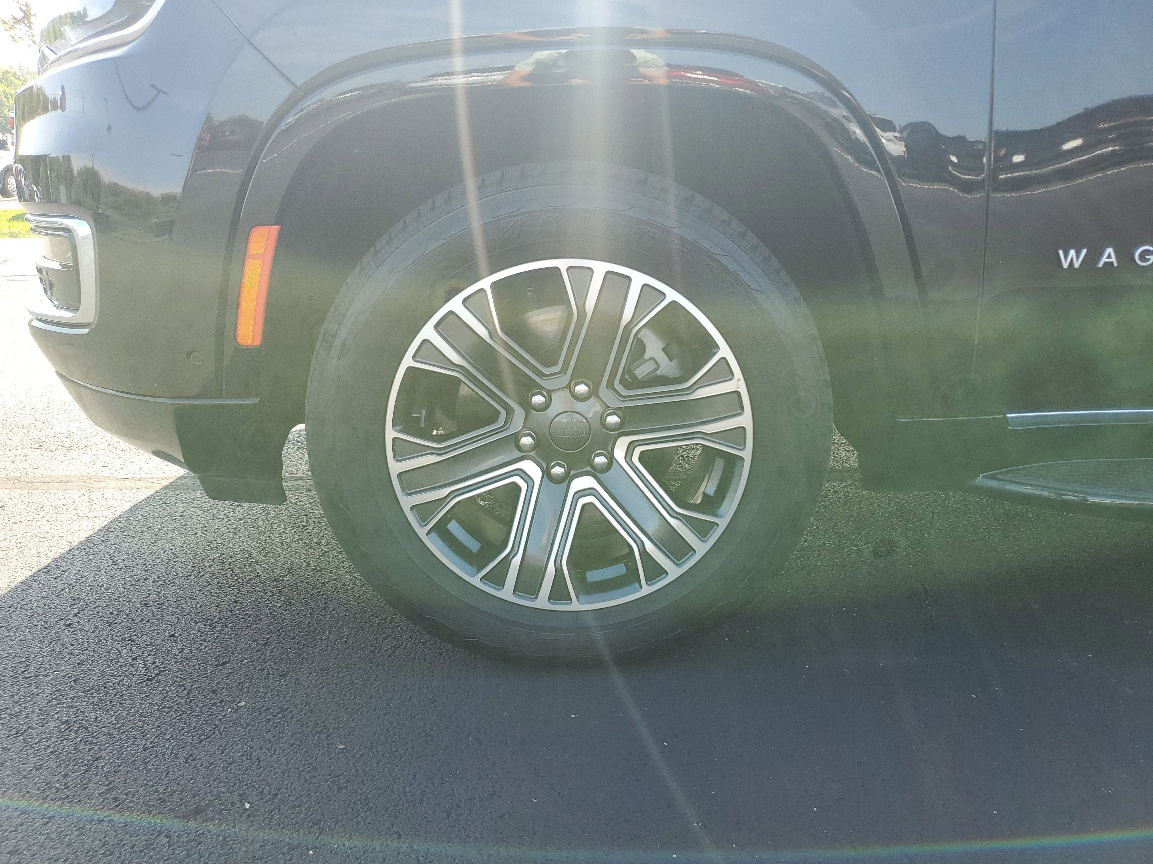 Used 2024 Jeep Wagoneer L Series II w/ Flexible Seating Group image 5