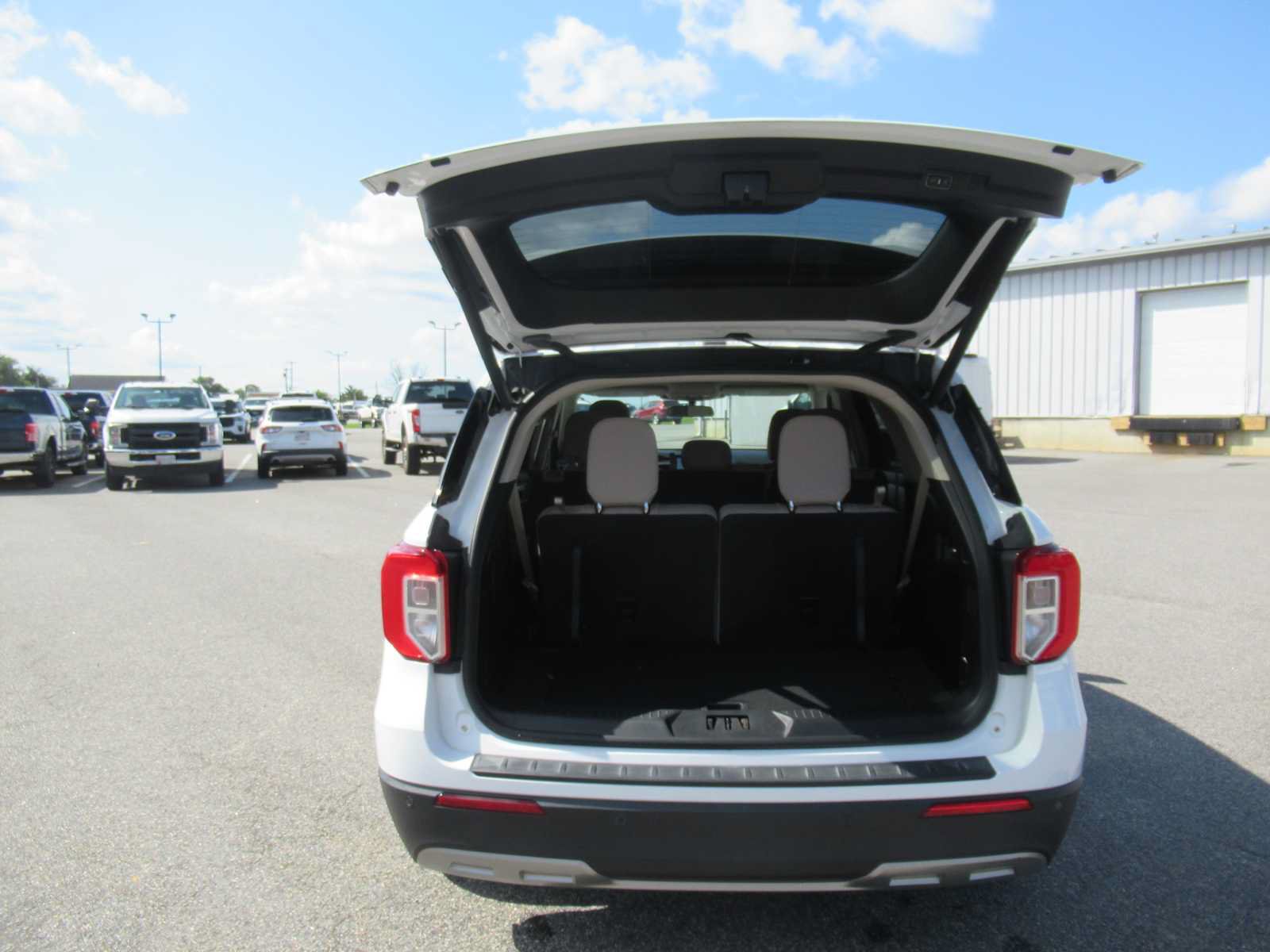 Certified 2021 Ford Explorer XLT w/ Equipment Group 202A RWD image 17