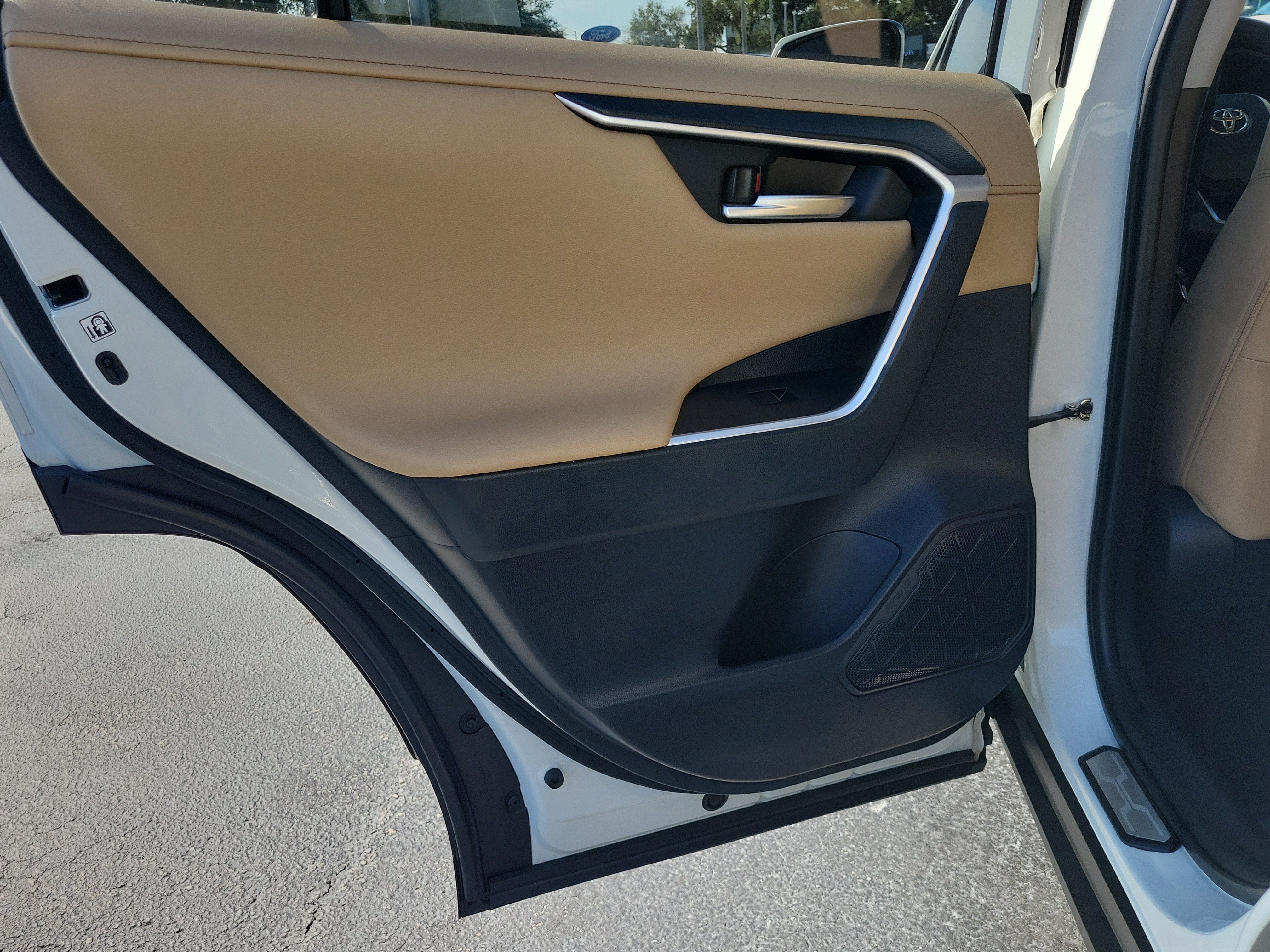 Used 2019 Toyota RAV4 Limited w/ Advanced Technology Package FWD image 12
