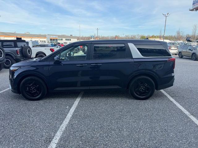 Used 2025 Kia Carnival image 2