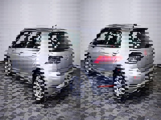 Used 2018 Volkswagen Golf SE image 3