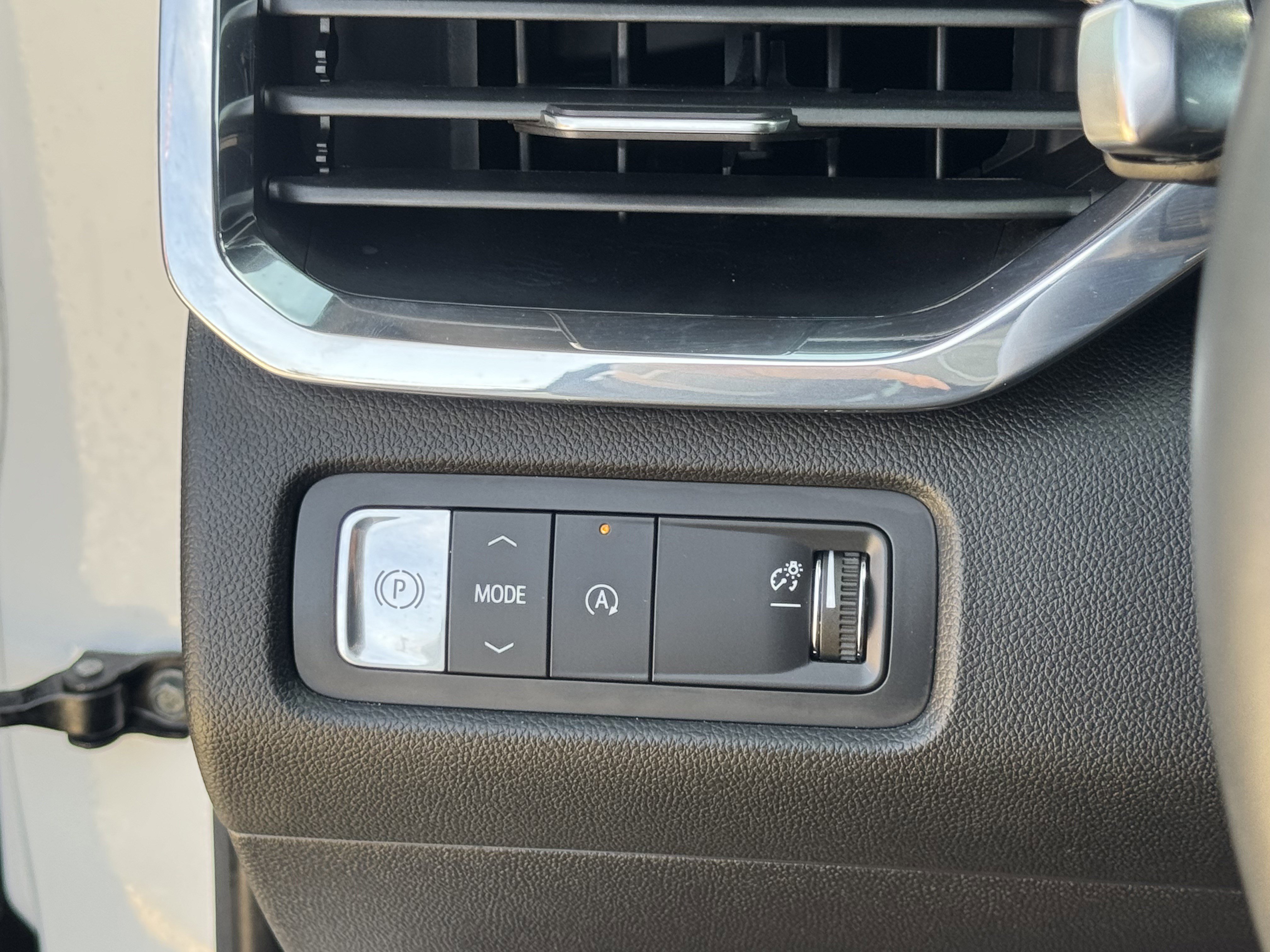 Used 2025 GMC Acadia Elevation image 25