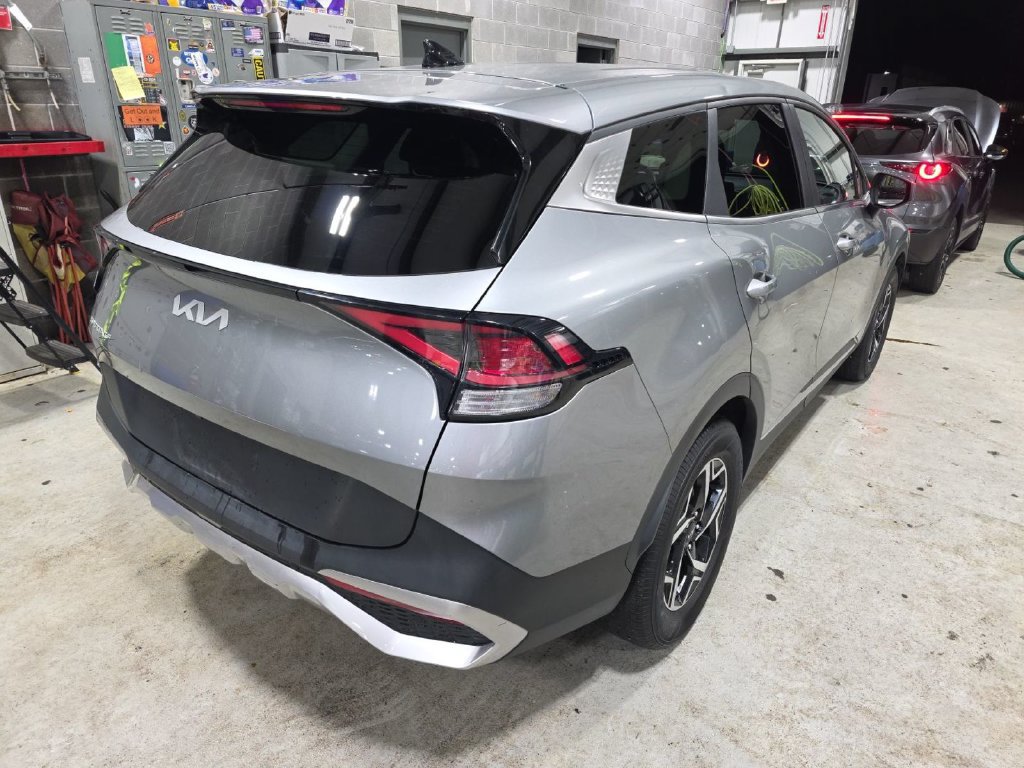 Used 2023 Kia Sportage LX FWD image 2