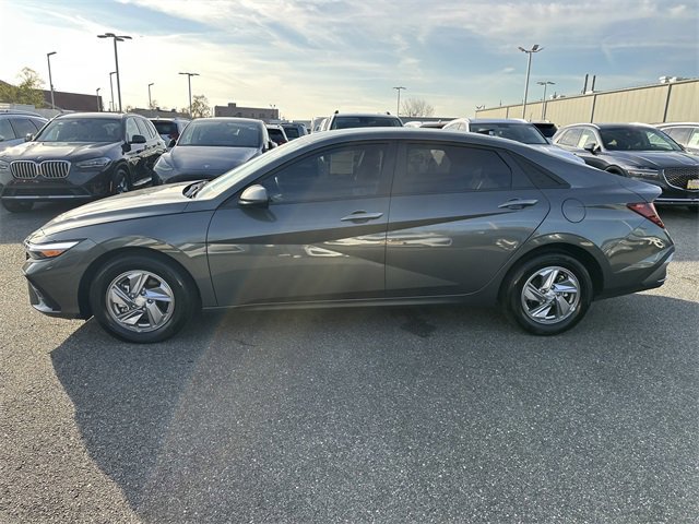 Used 2025 Hyundai Elantra SE image 2