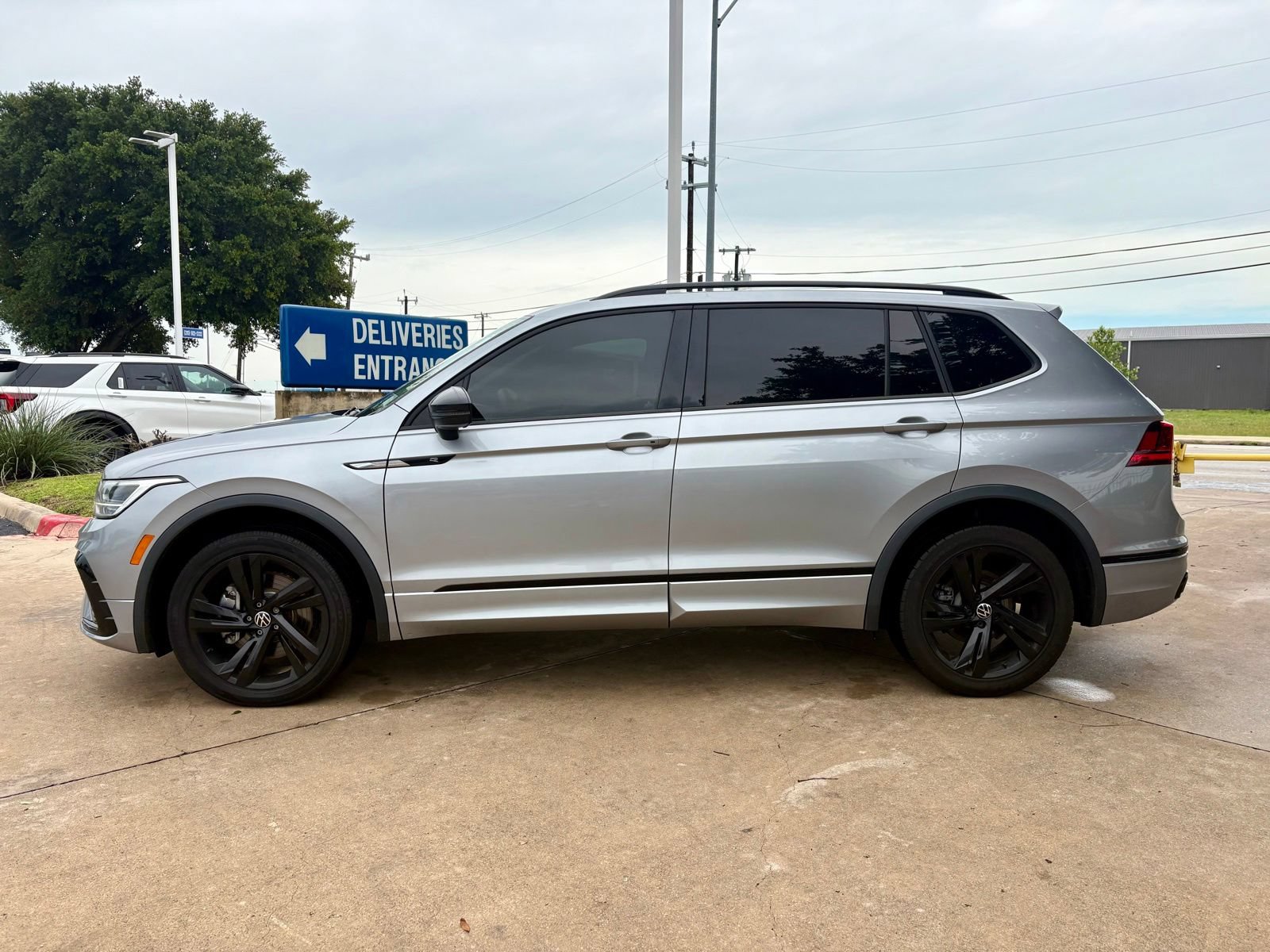 Used 2023 Volkswagen Tiguan SE R-Line FWD image 5