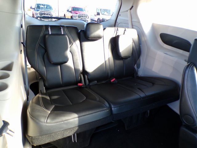 Used 2024 Chrysler Pacifica Touring-L FWD image 12