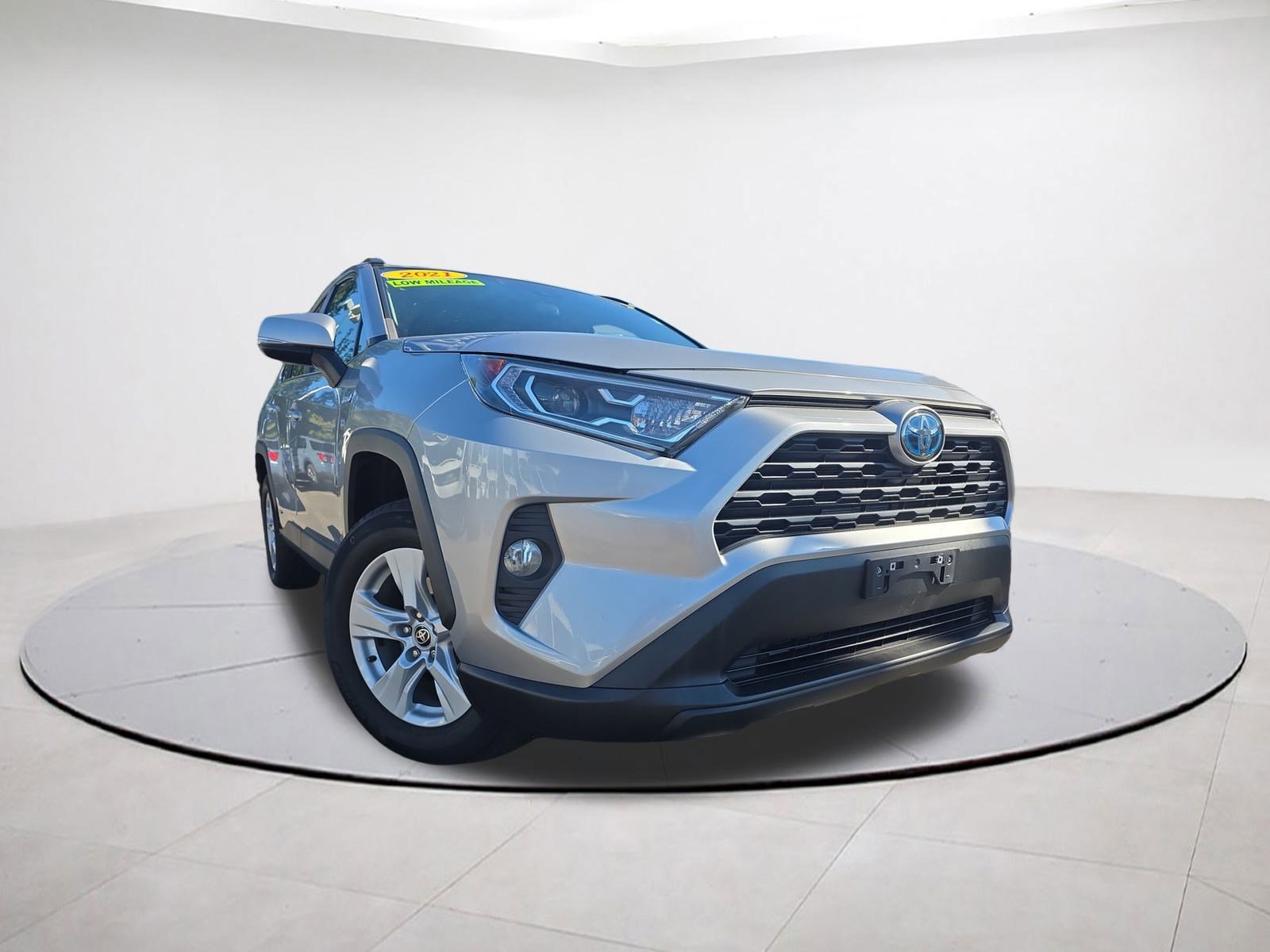Used 2021 Toyota RAV4 XLE w/ Convenience Package image 9