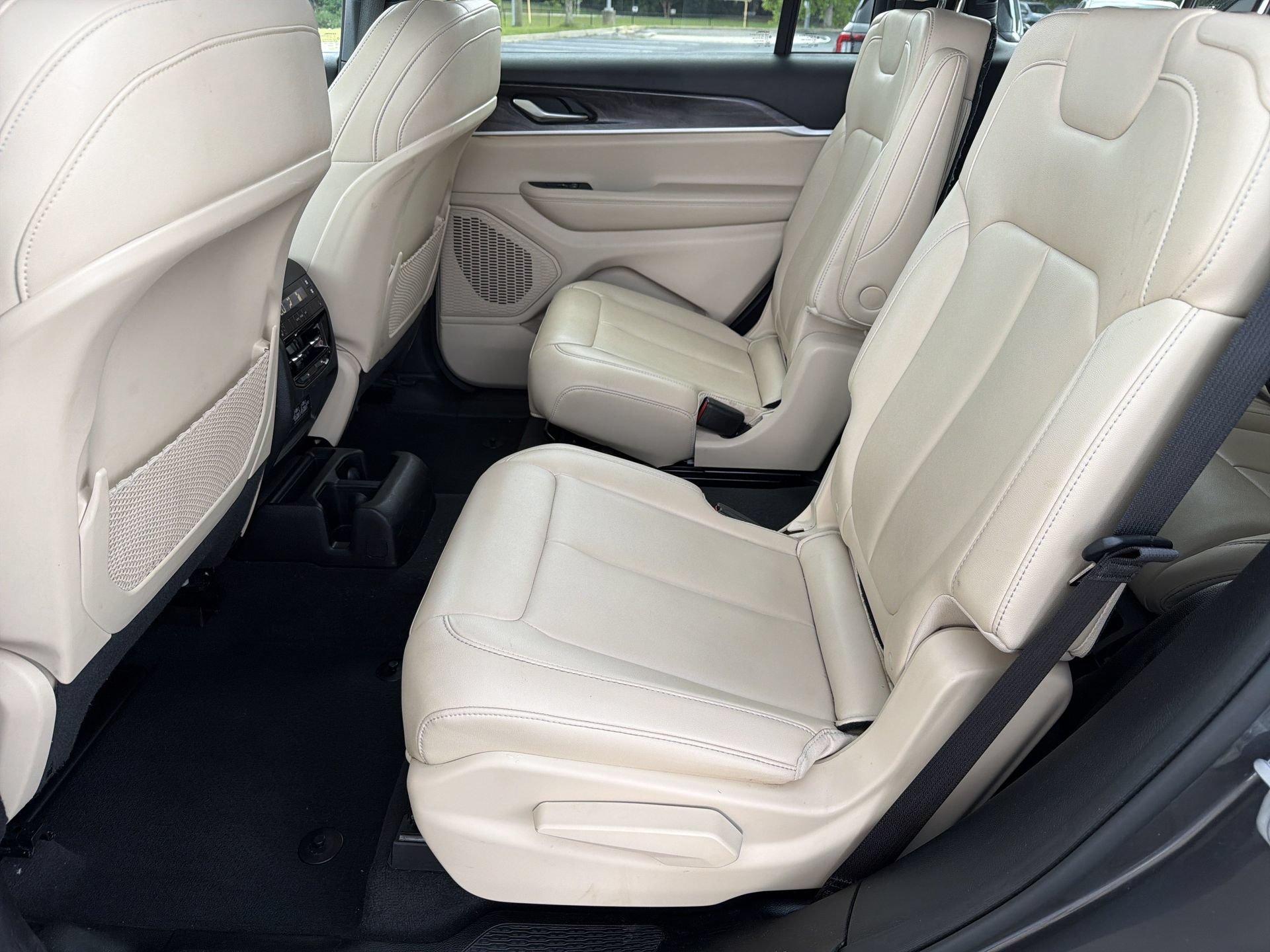 Used 2023 Jeep Grand Cherokee L Limited AWD/4WD image 23
