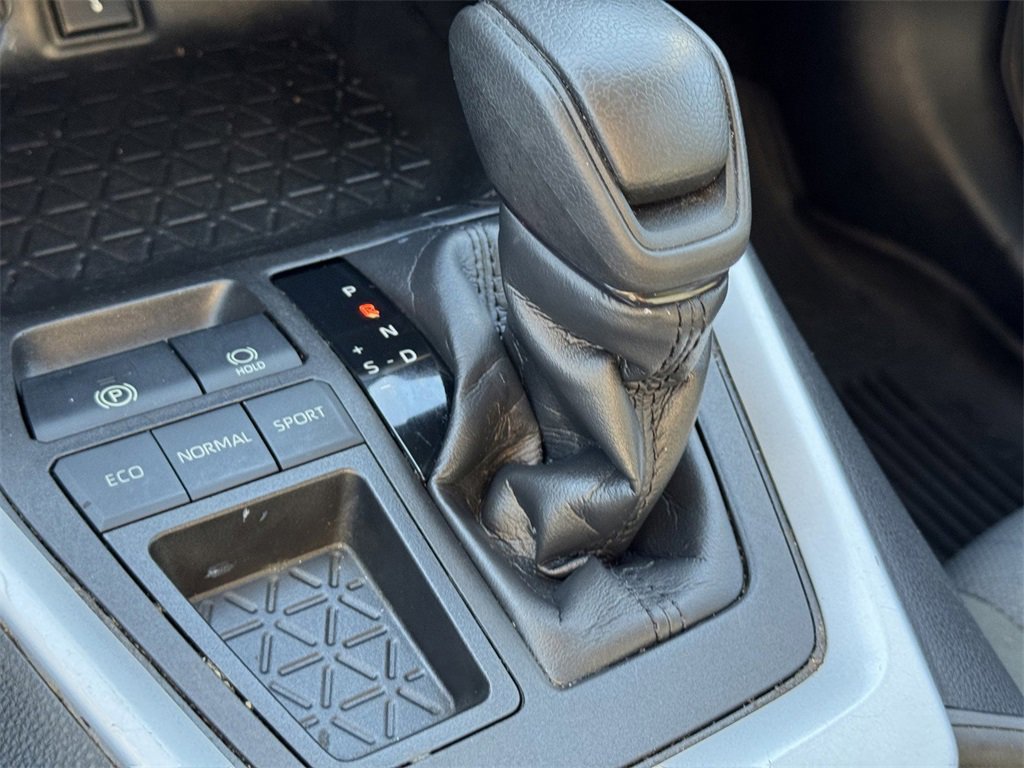 Used 2022 Toyota RAV4 XLE image 17