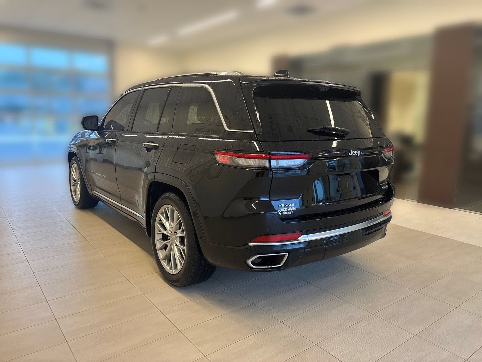 Used 2023 Jeep Grand Cherokee Summit w/ Adv Protech Group IV AWD/4WD image 2