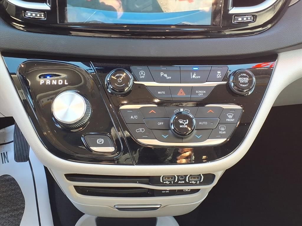 Used 2022 Chrysler Pacifica Touring-L image 11